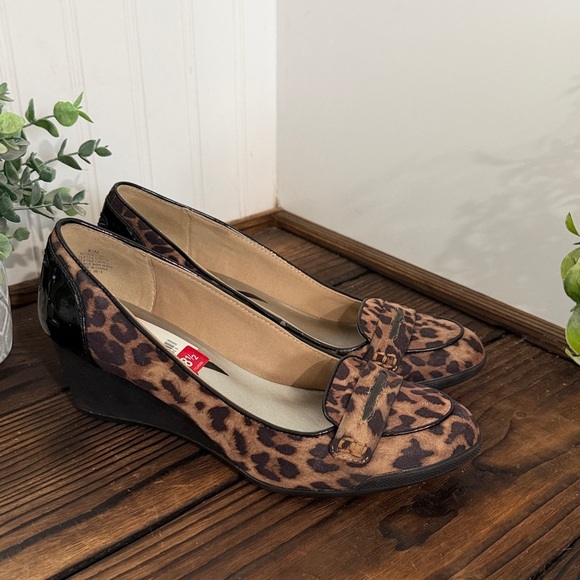 Anne Klein Sport Women's Tagalong wedge pumps in a leopard print pattern. - Picture 4 of 6
